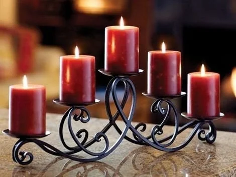 Świecznik kuty 'Fala' - czerwone świece