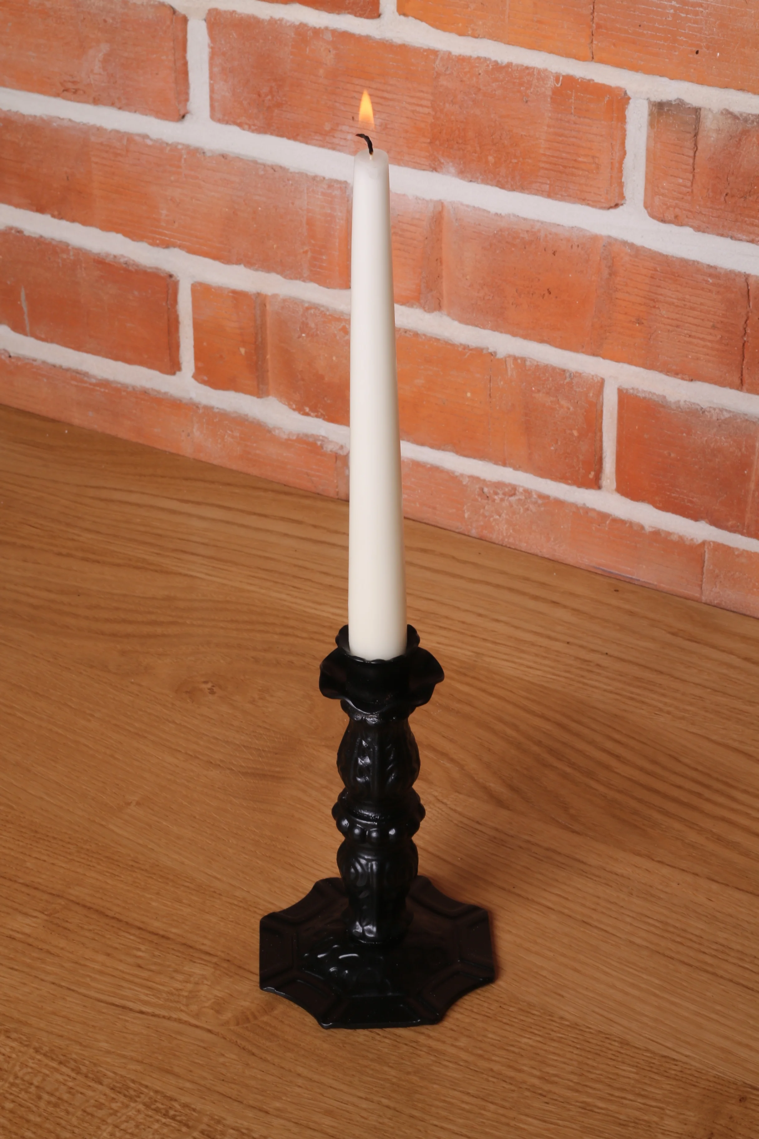 Świecznik pojedynczy odlewany ze świecą