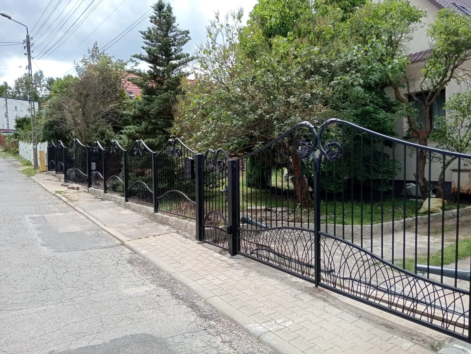 Kompletne Ogrodzenie Kute – Harmonia i Bezpieczeństwo