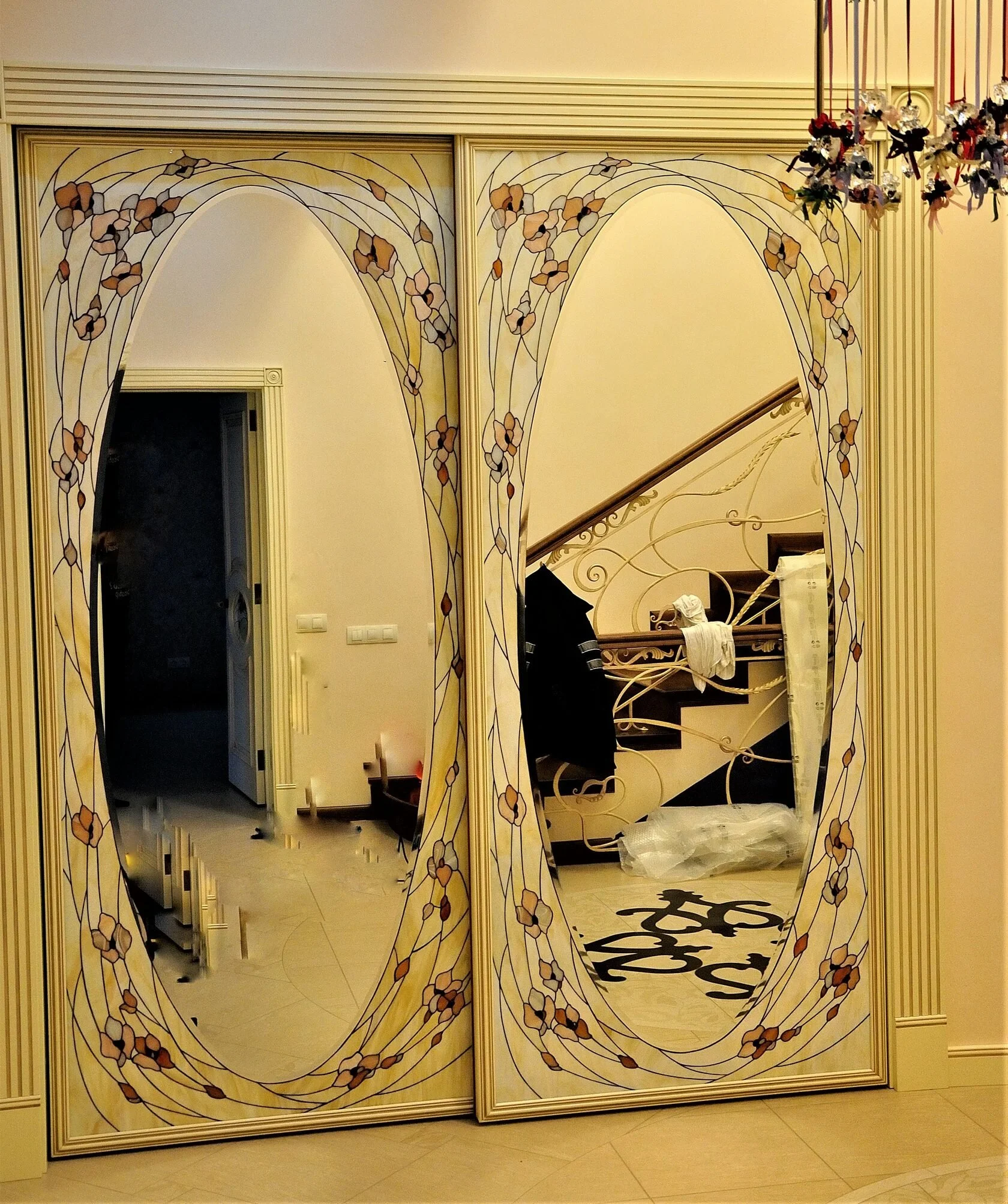 Szafa Przesuwna - Lustro z Malowanym Witrażem