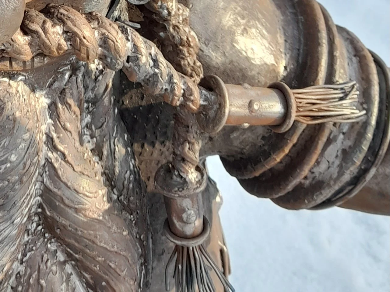 Szczegóły Rzeźby Krasnala - Pas i Broń