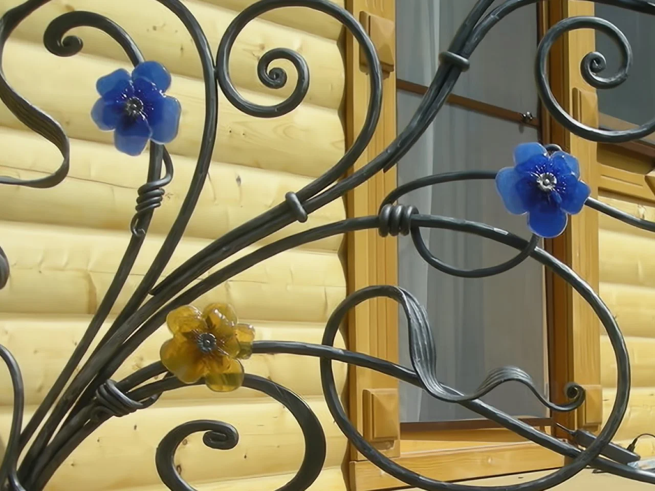 Szklane Kwiaty w Kutej Balustradzie - Detal