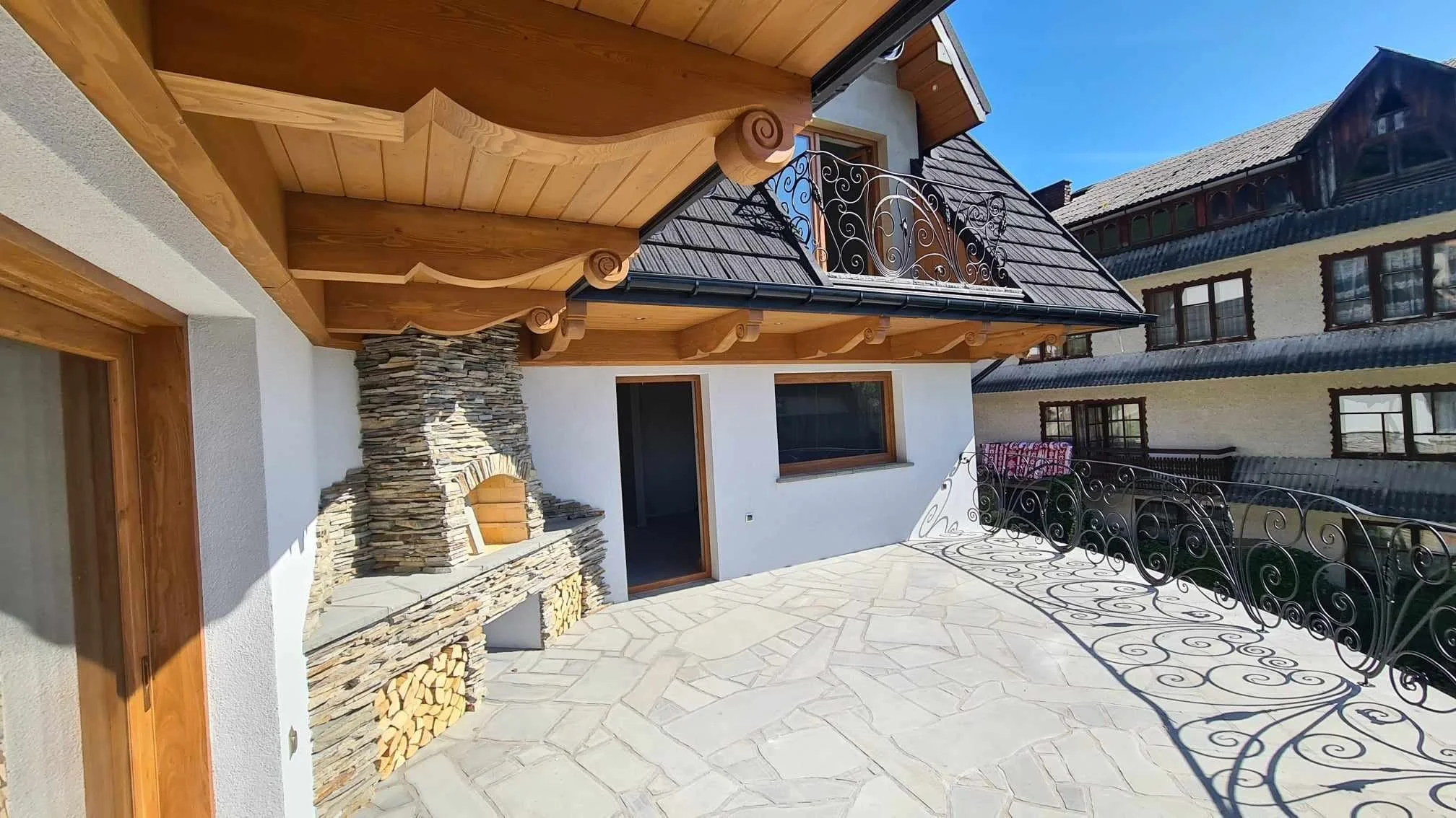 Taras z balustradą kutą - widok na grill kamienny