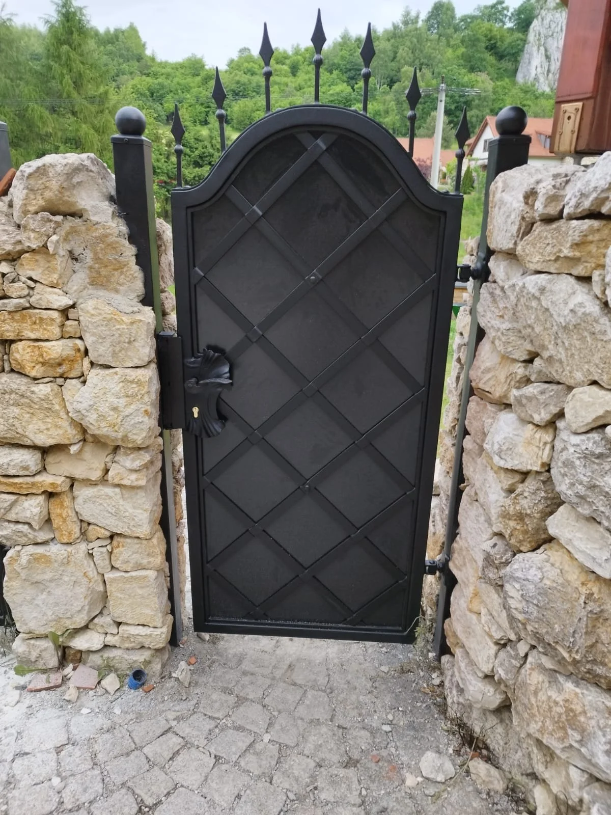 Trwała furtka kuta - pełne wypełnienie stal