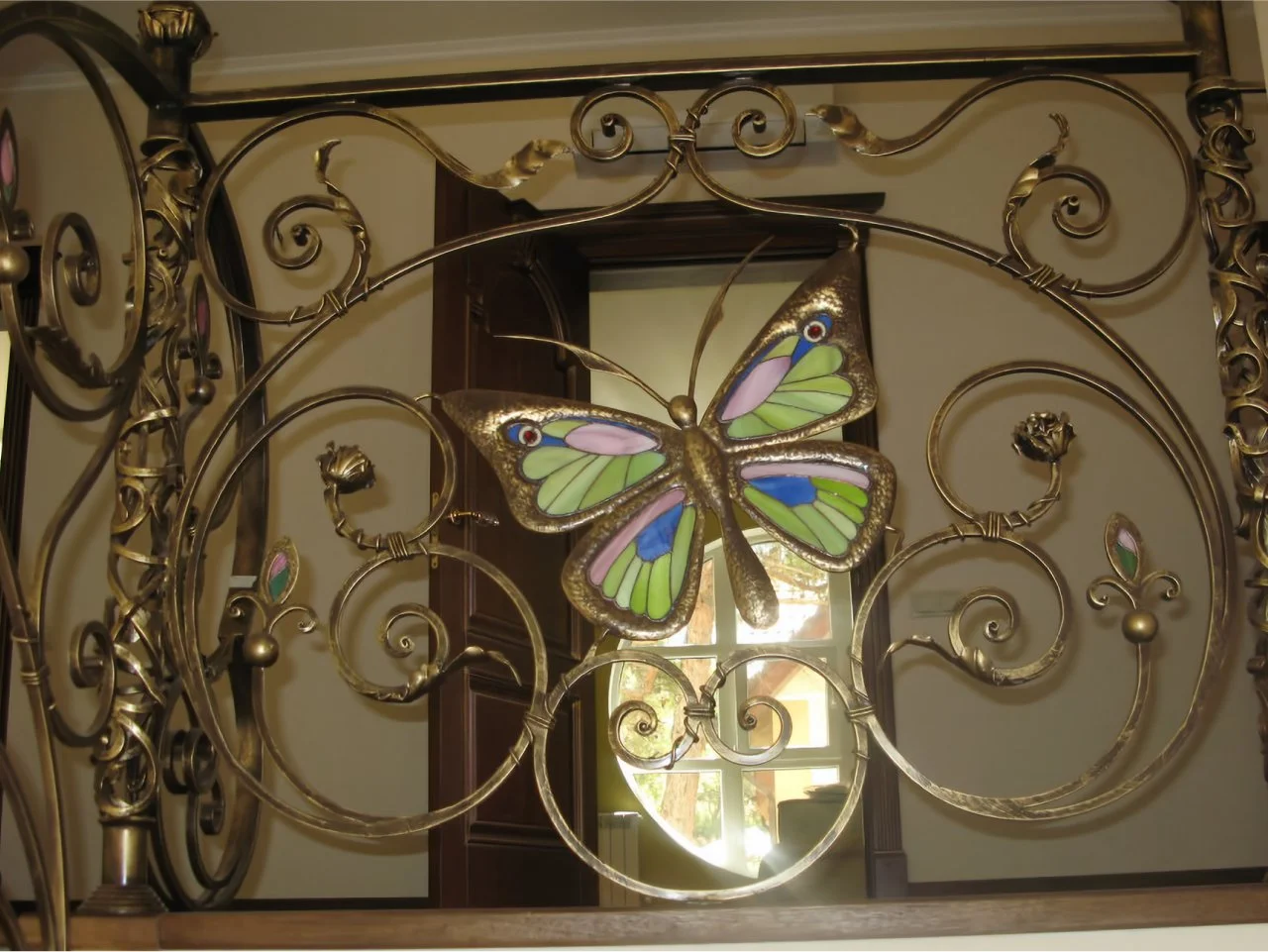 Unikalna Balustrada z Motywem Motyla i Kwiatów