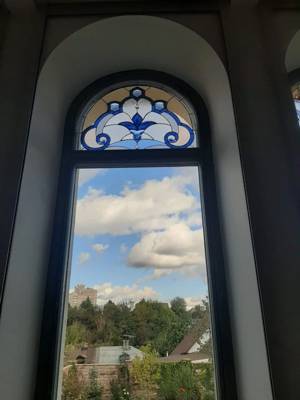 Witraż w Oknie Łukowym - Niebieska Secesja (Wariant 2)