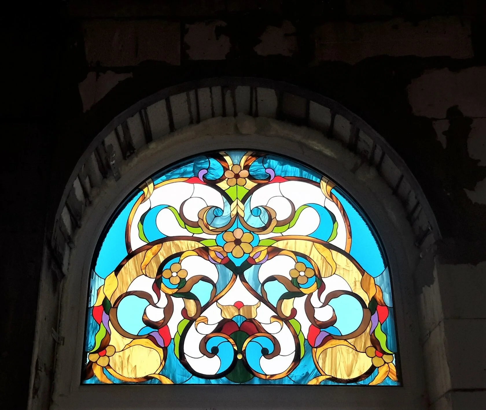 Witraż w Oknie Łukowym - Symetria Secesyjna