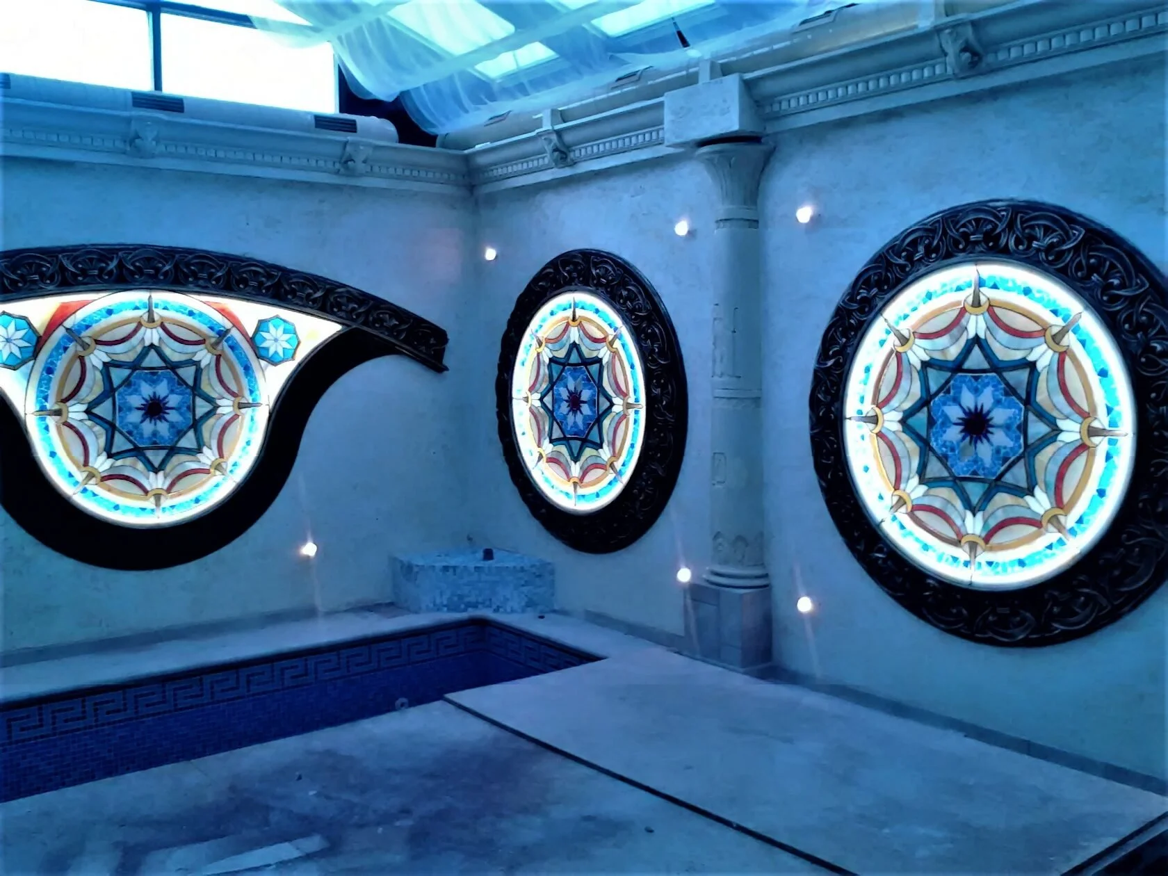 Okrągłe Witraże (Rozety) - Wnętrze Basenowe