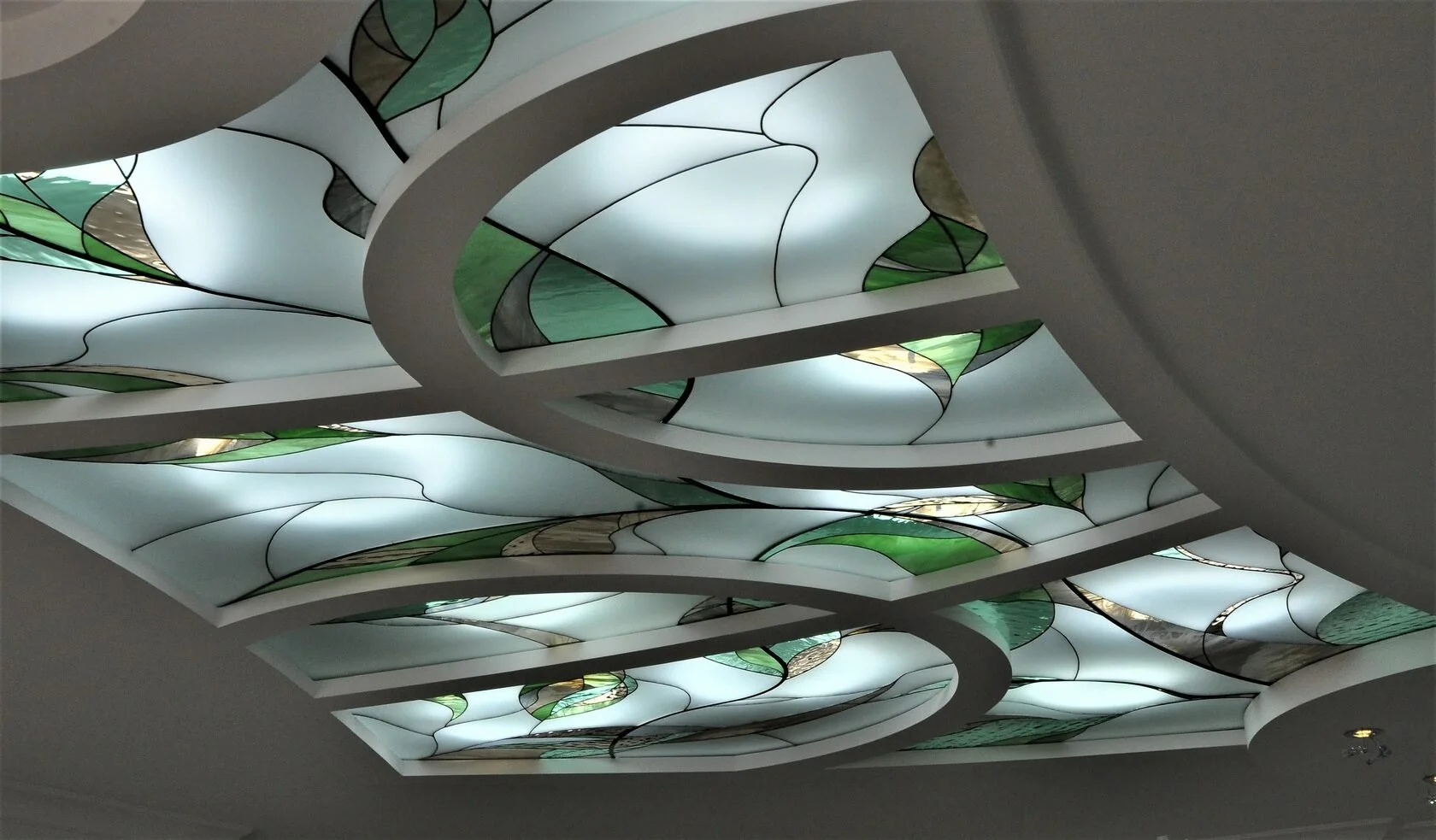 Nowoczesny Witraż Sufitowy - Zielona Fala (Detal)