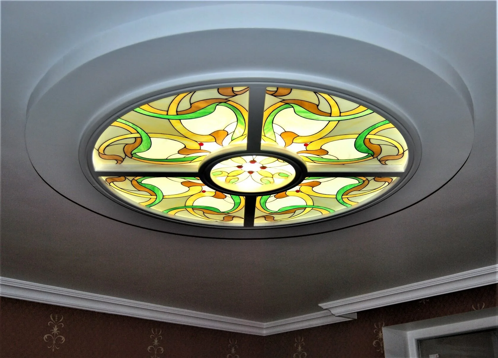 Okrągły Witraż Sufitowy - Secesyjna Zieleń i Złoto