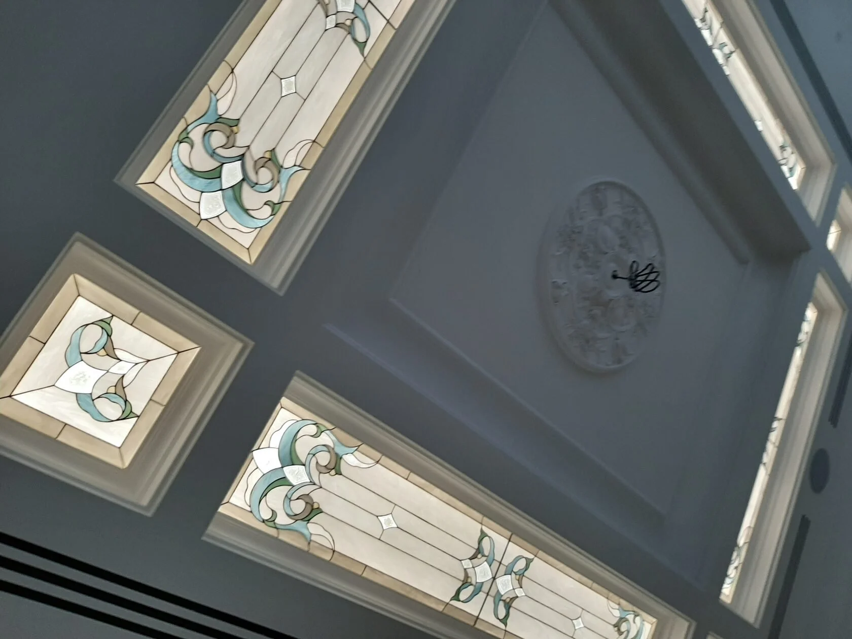 Zespół Świetlików Witrażowych z Sztukaterią