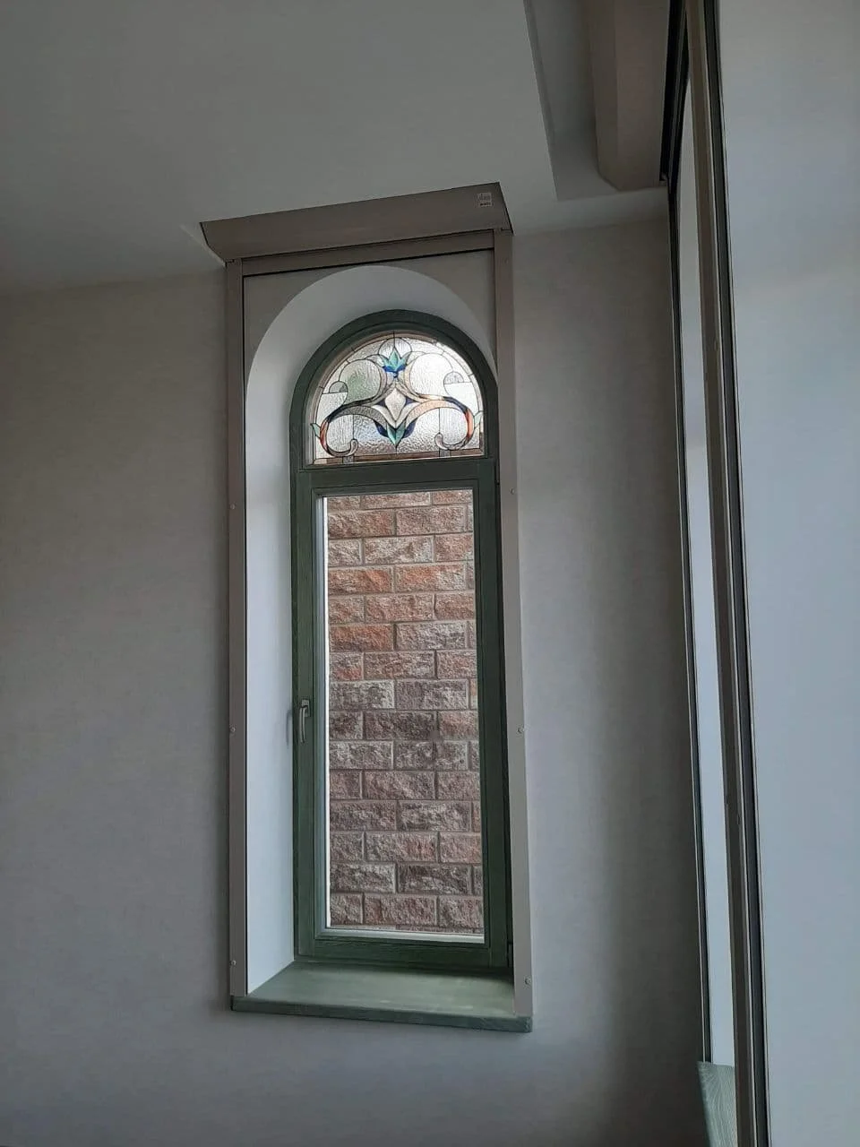 Witraż w Oknie Łukowym - Perspektywa Wnętrza