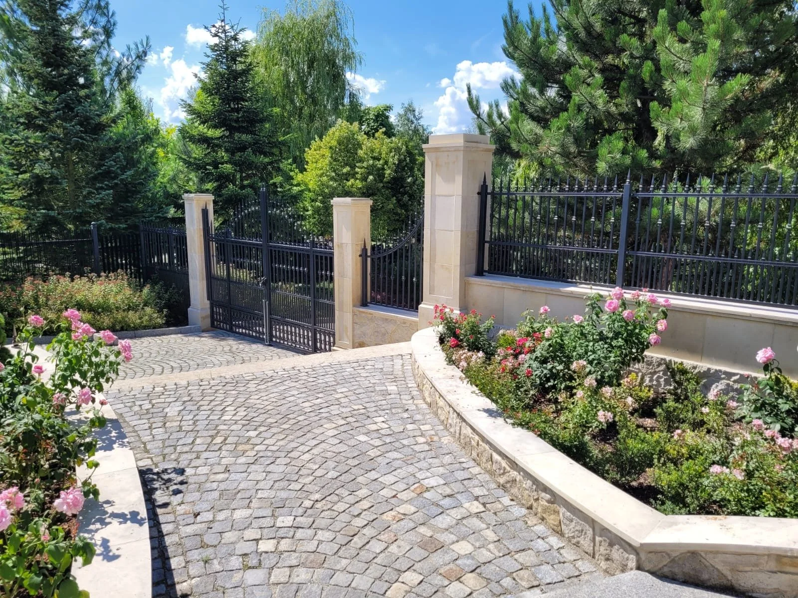 Reprezentacyjne Wejście do Posiadłości – Schody i Brama