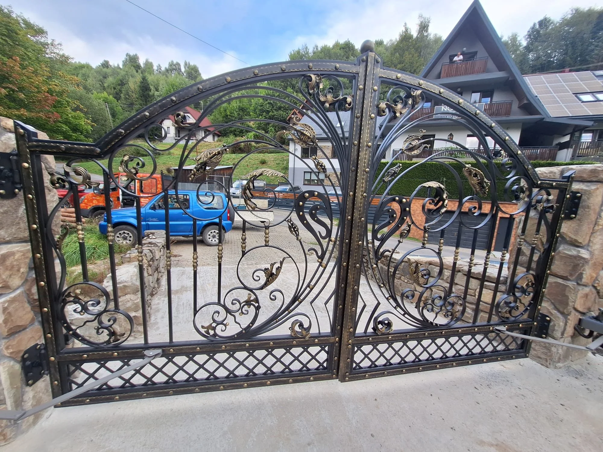 Widok Frontowy Bramy Kutej – Luksus i Trwałość