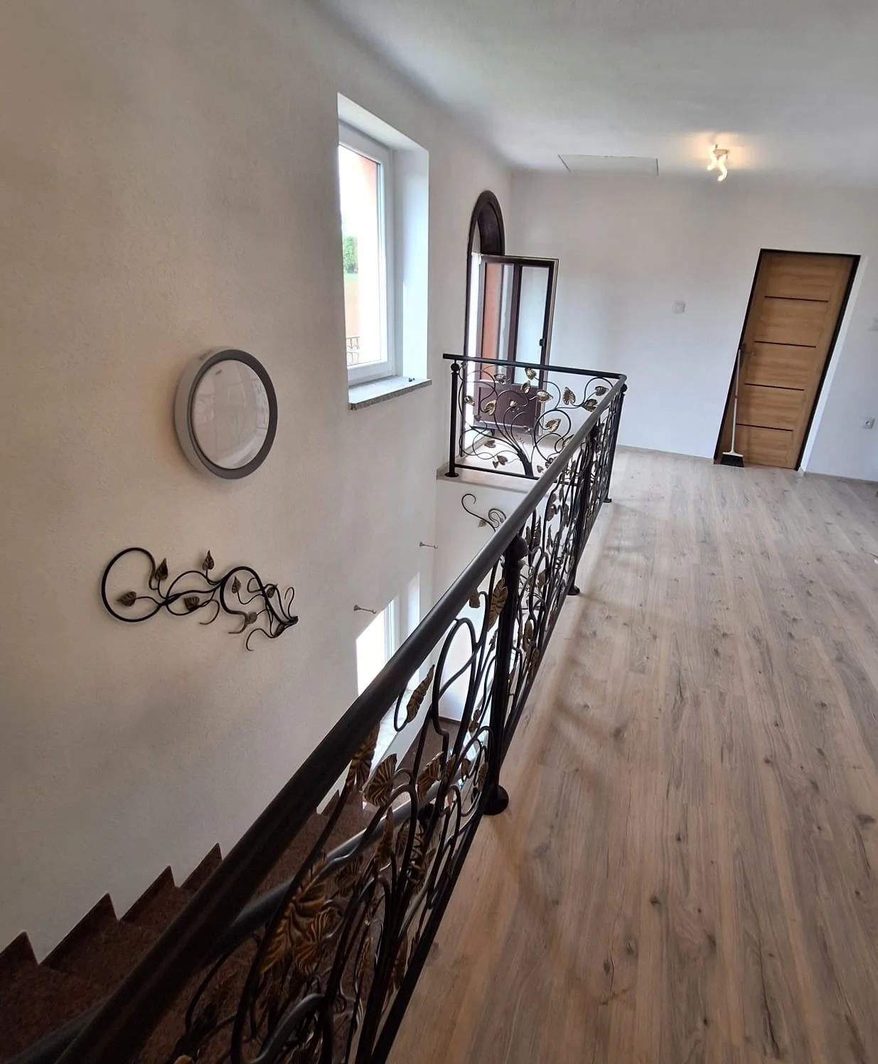 Widok gałęzi - Kute drzewo w hallu