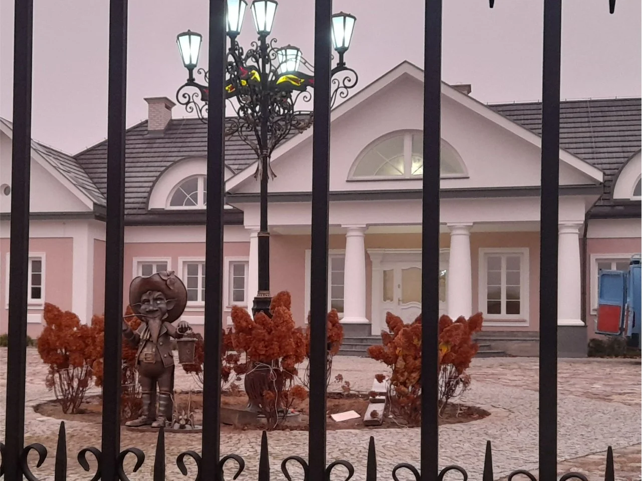 Widok na Rezydencję przez Ogrodzenie Kute