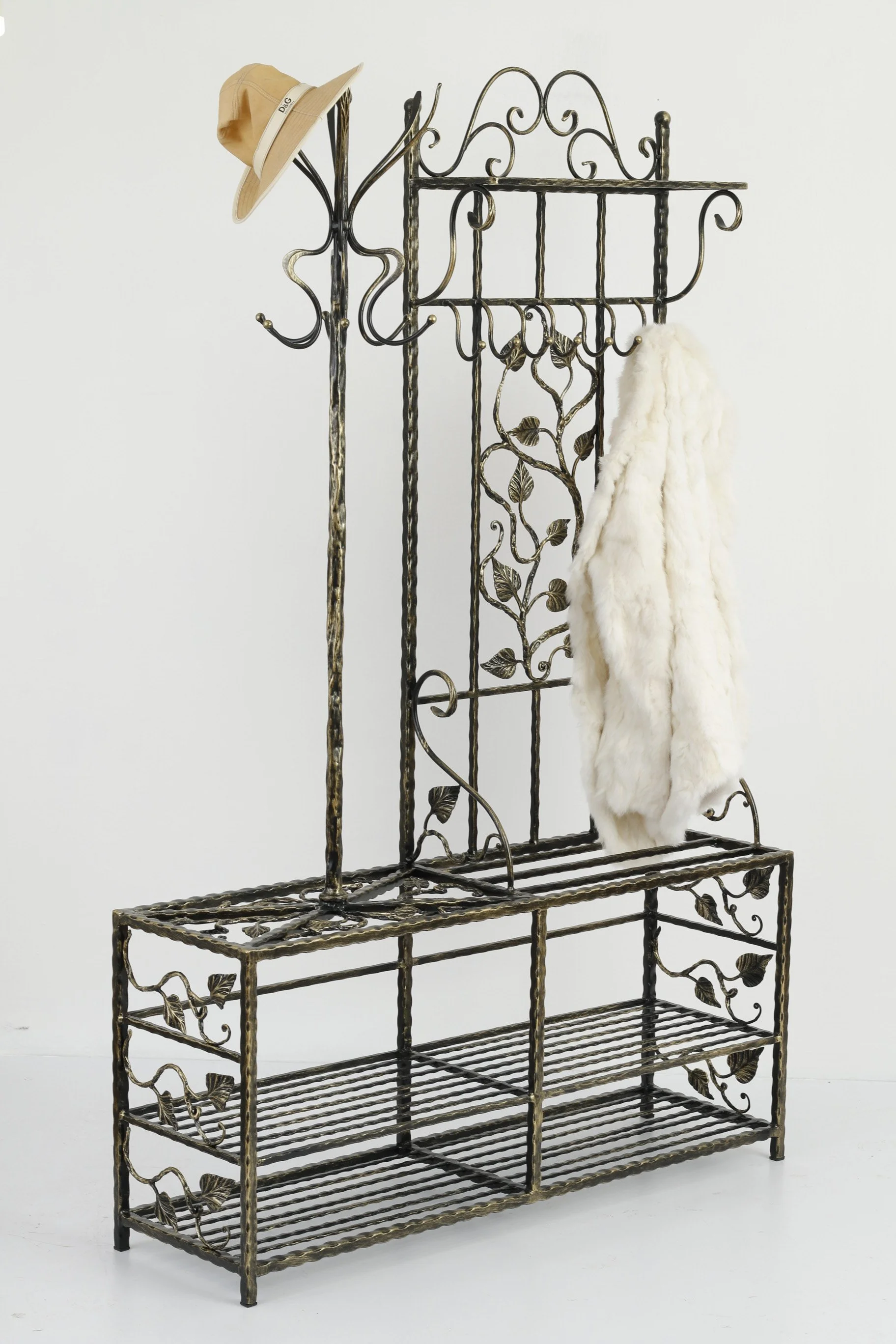 Wieszak stojący kuty z siedziskiem i półkami