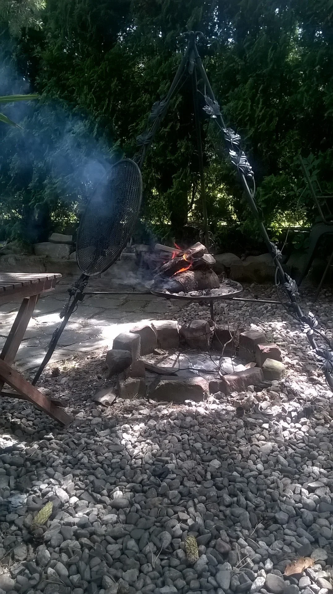 Wiszący zdobiony grill kuty + ruszt + palenisko GK02