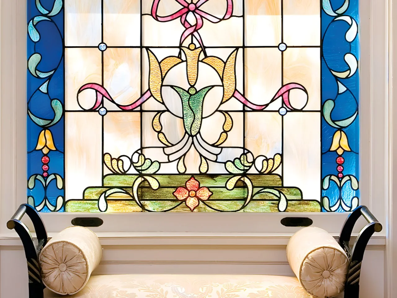 Witraż Artystyczny - Motyw Kwiatowy w Oknie