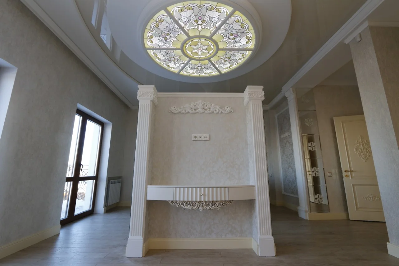 Witraż Sufitowy Owalny w Klasycznym Salonie