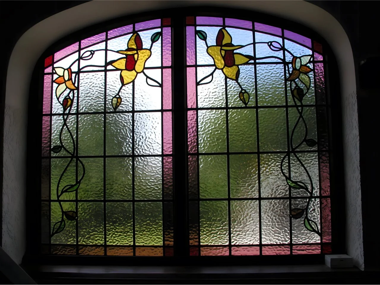 Witraż w Oknie - Artystyczny Design i Kolor