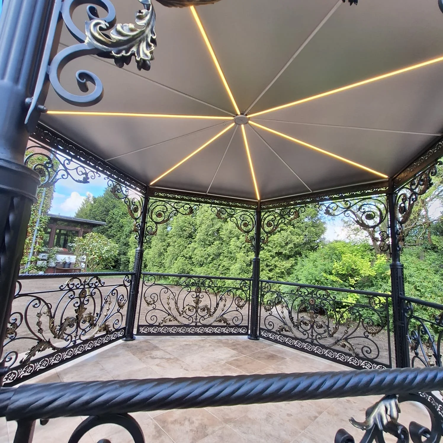 Wnętrze altany kutej - Oświetlenie LED