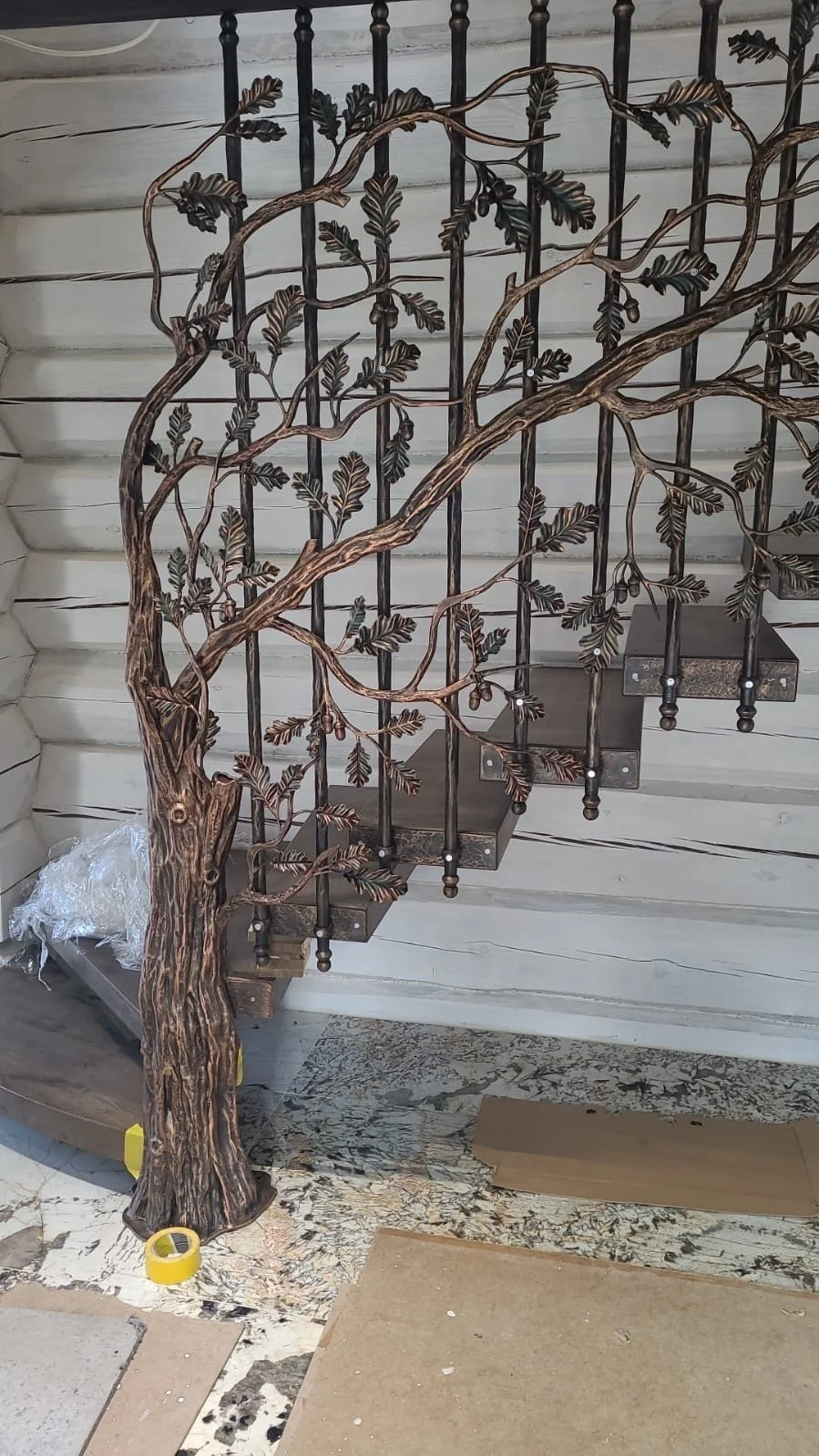 Wnętrze domu z kutą balustradą Drzewo