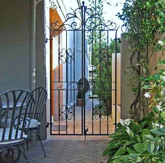 Wysoka furtka ogrodowa kuta - artystyczna