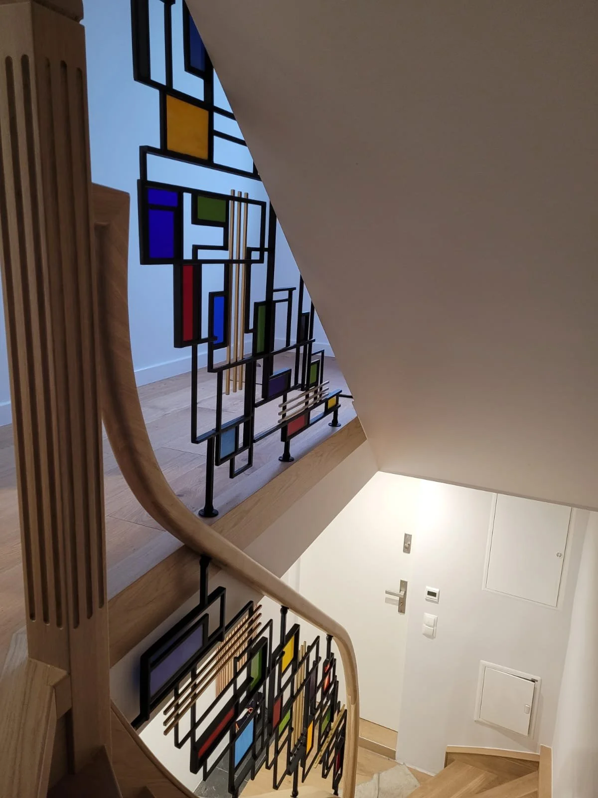 Geometryczna kompozycja liniowa – balustrada w duchu modernizmu