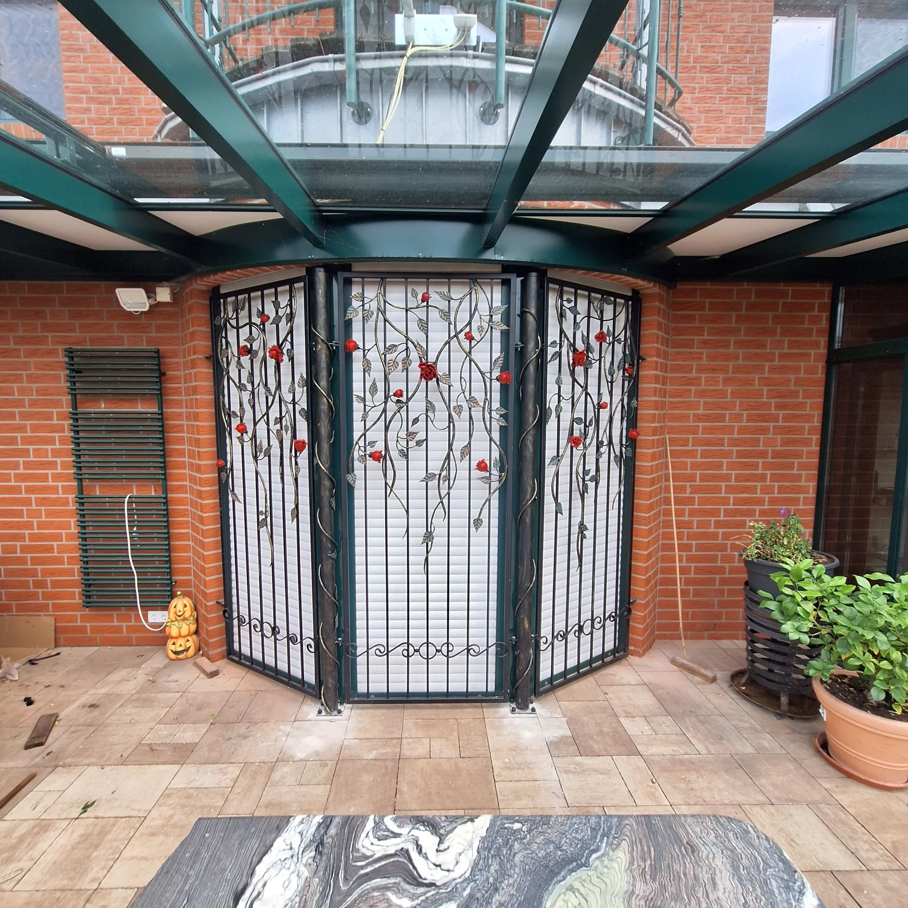 Zabudowa Tarasu – Kraty Kute z Różami