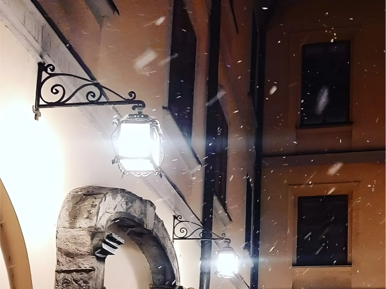 Zabytkowa latarnia kuta podczas śnieżycy