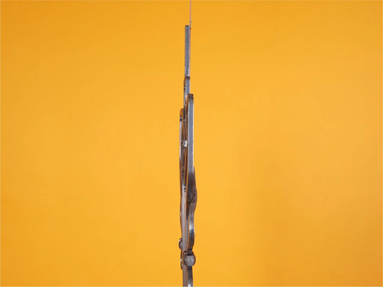 Zbliżenie na detal geometryczny tralki