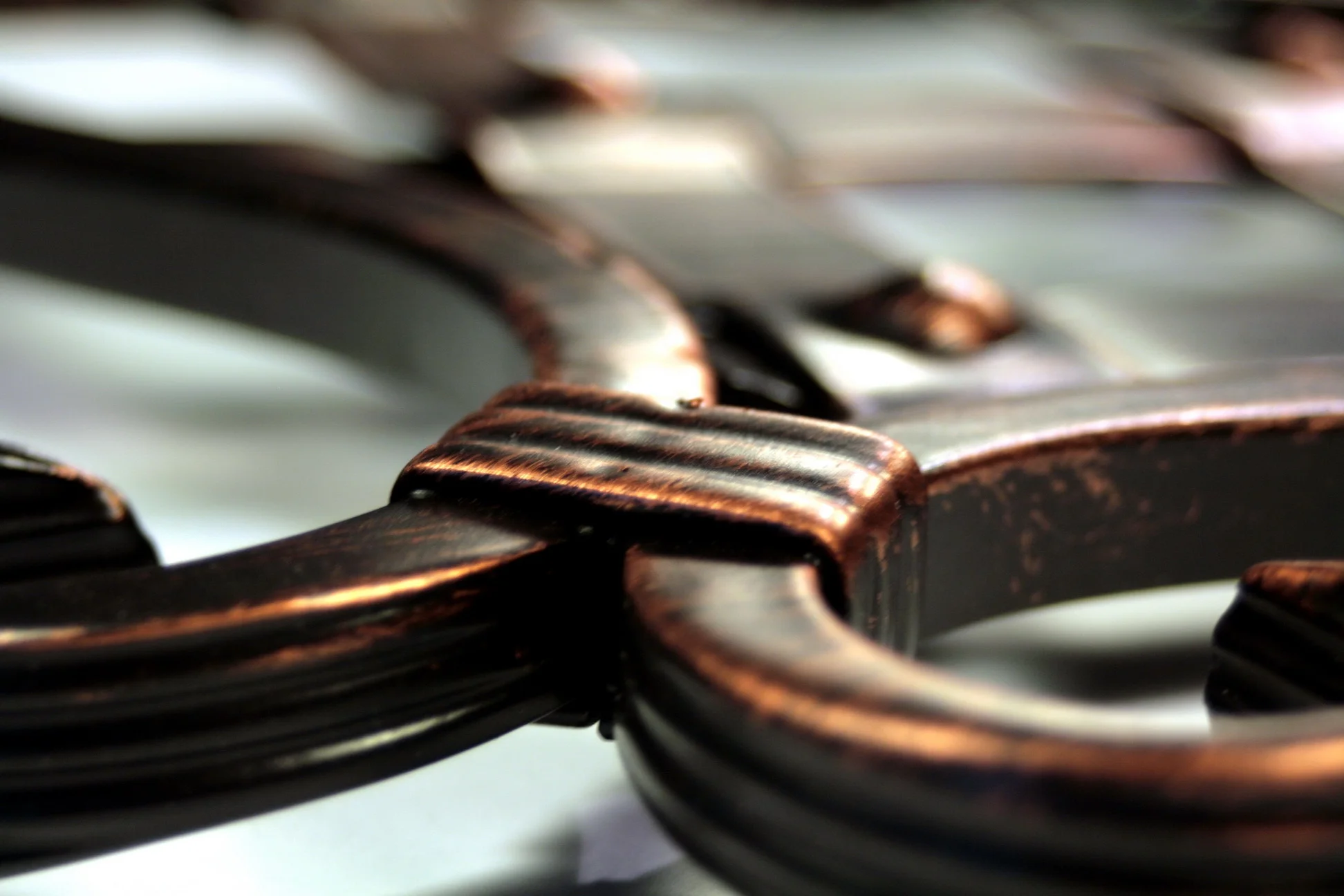 Zbliżenie na kute wykończenie stali