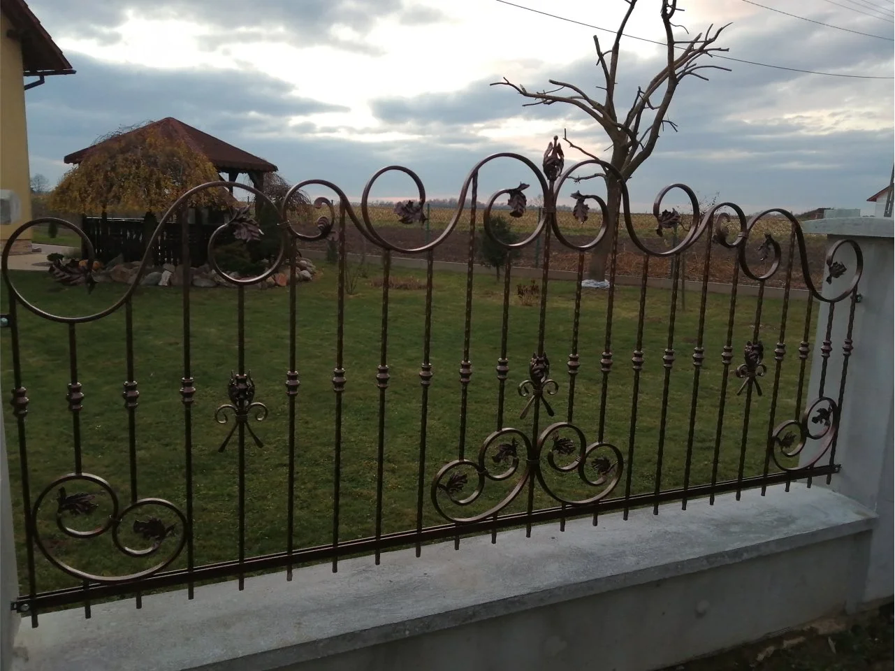 Zbliżenie na ornament górny ogrodzenia