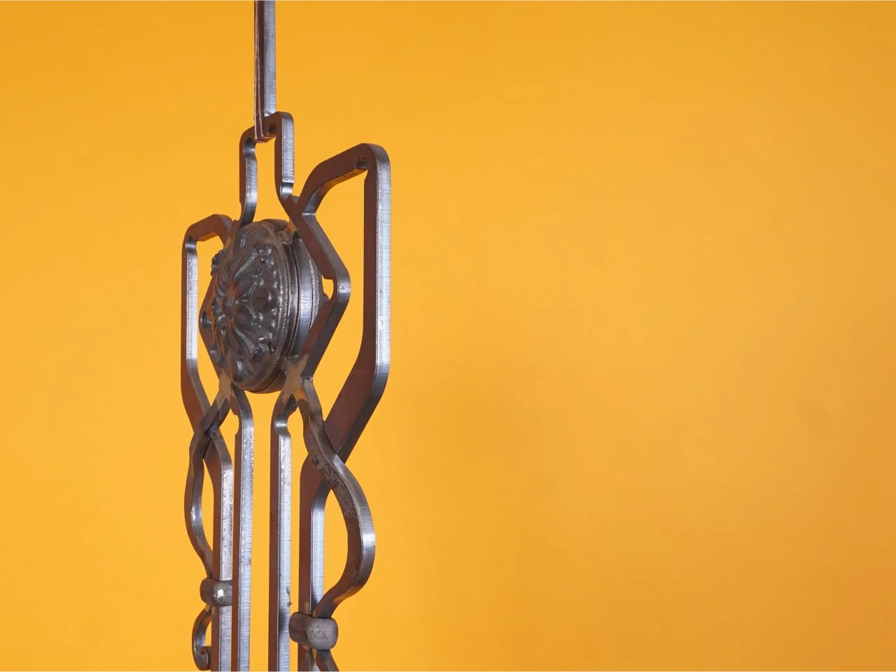 Zbliżenie na ornament secesyjny tralki