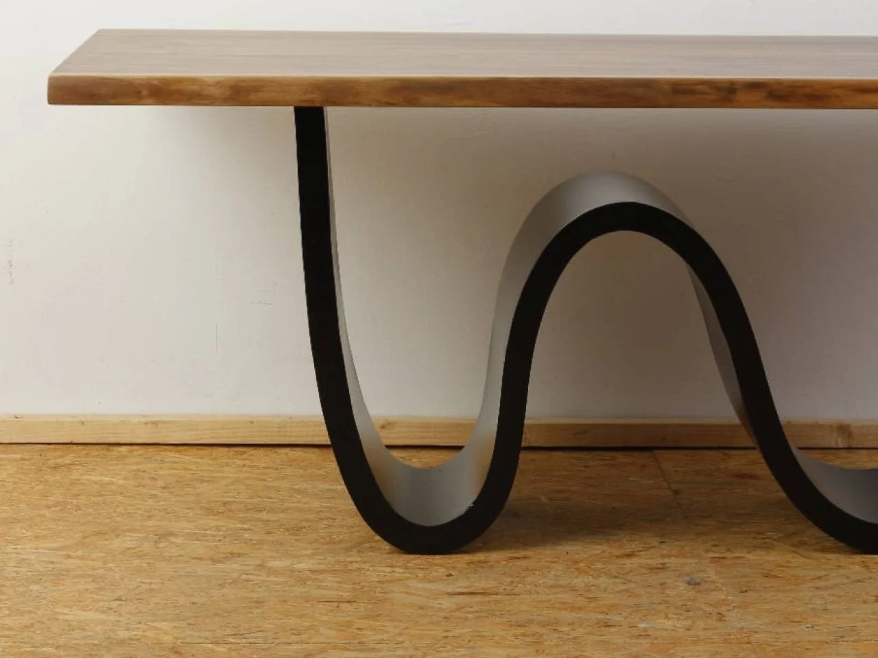 Zbliżenie podstawa stołu - Gięty profil stalowy