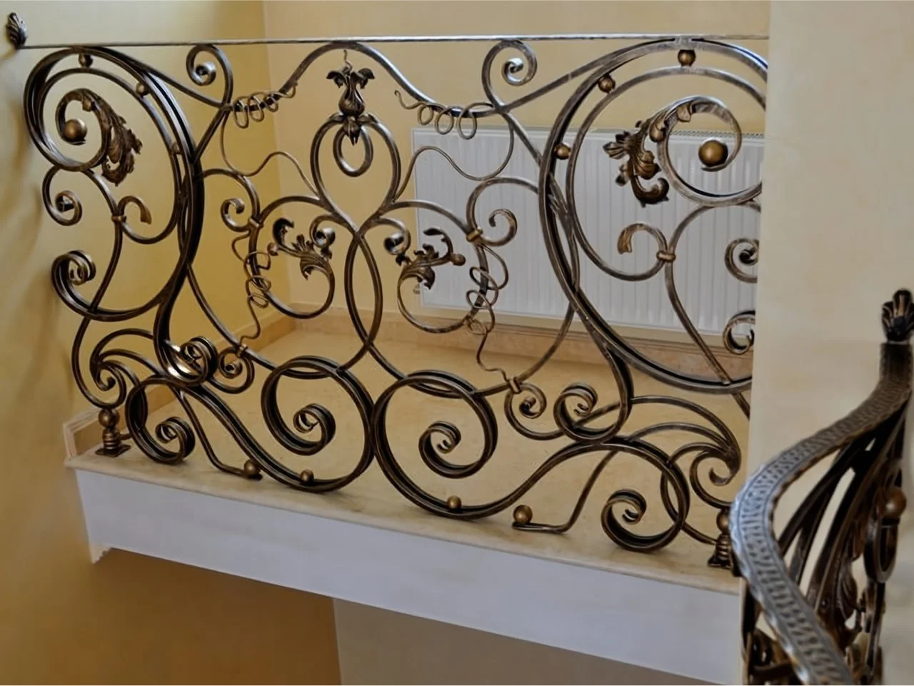 Bogato Zdobiona Balustrada Kuta - Woluty i Liście