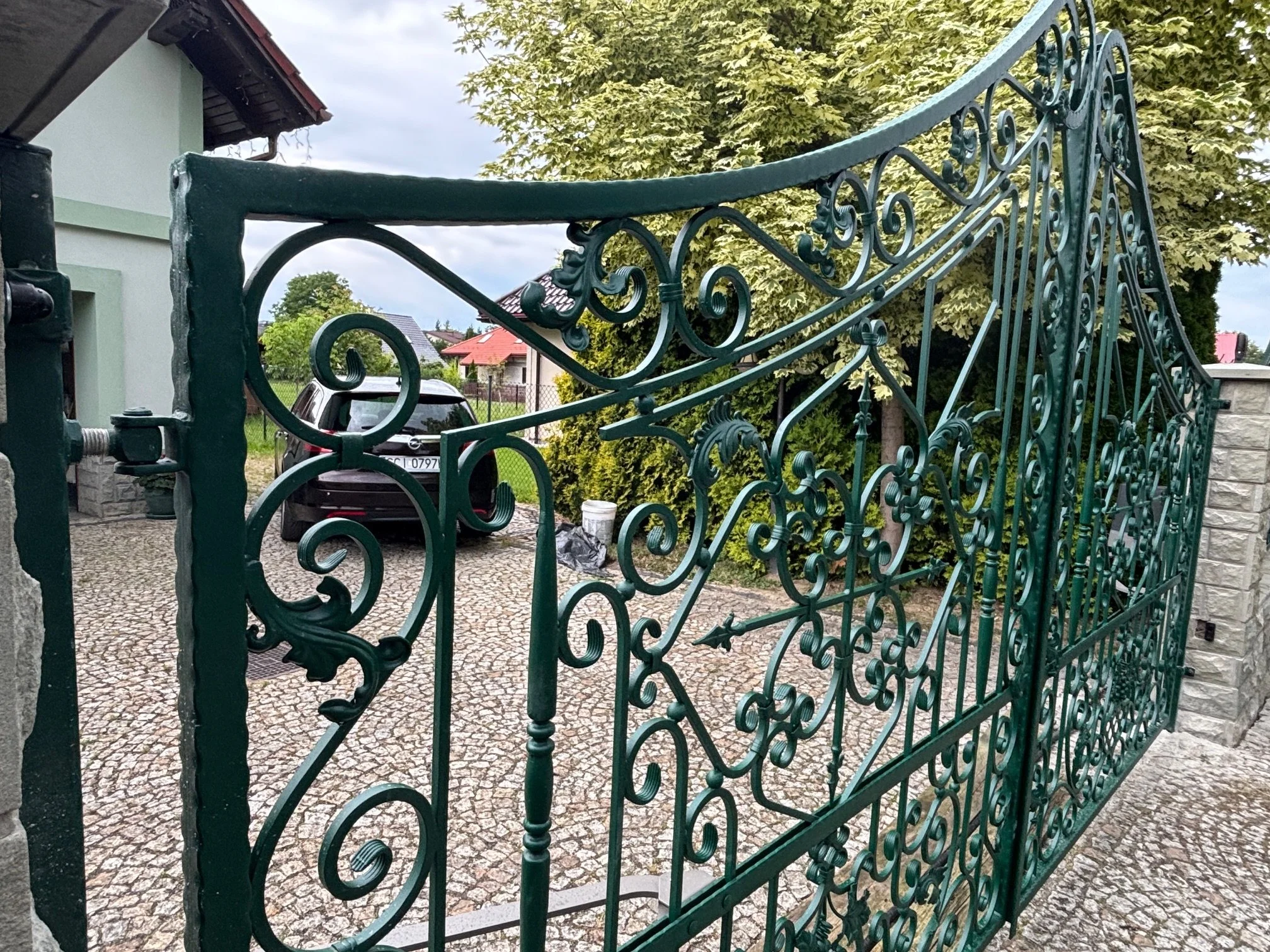 Zielona brama otwarta - Widok na podjazd