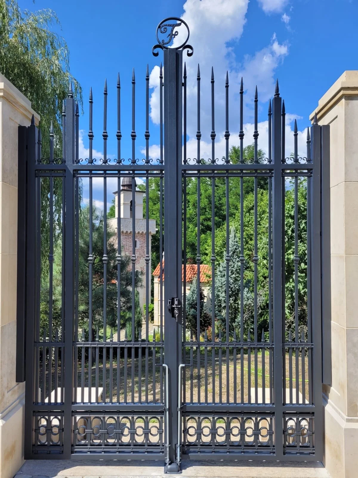 Zwieńczenie Bramy z Monogramem Herbowym – Unikalny Akcent