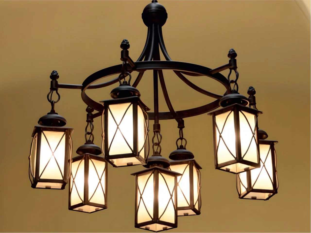 Żyrandol kuty w pełnej okazałości - Luksus