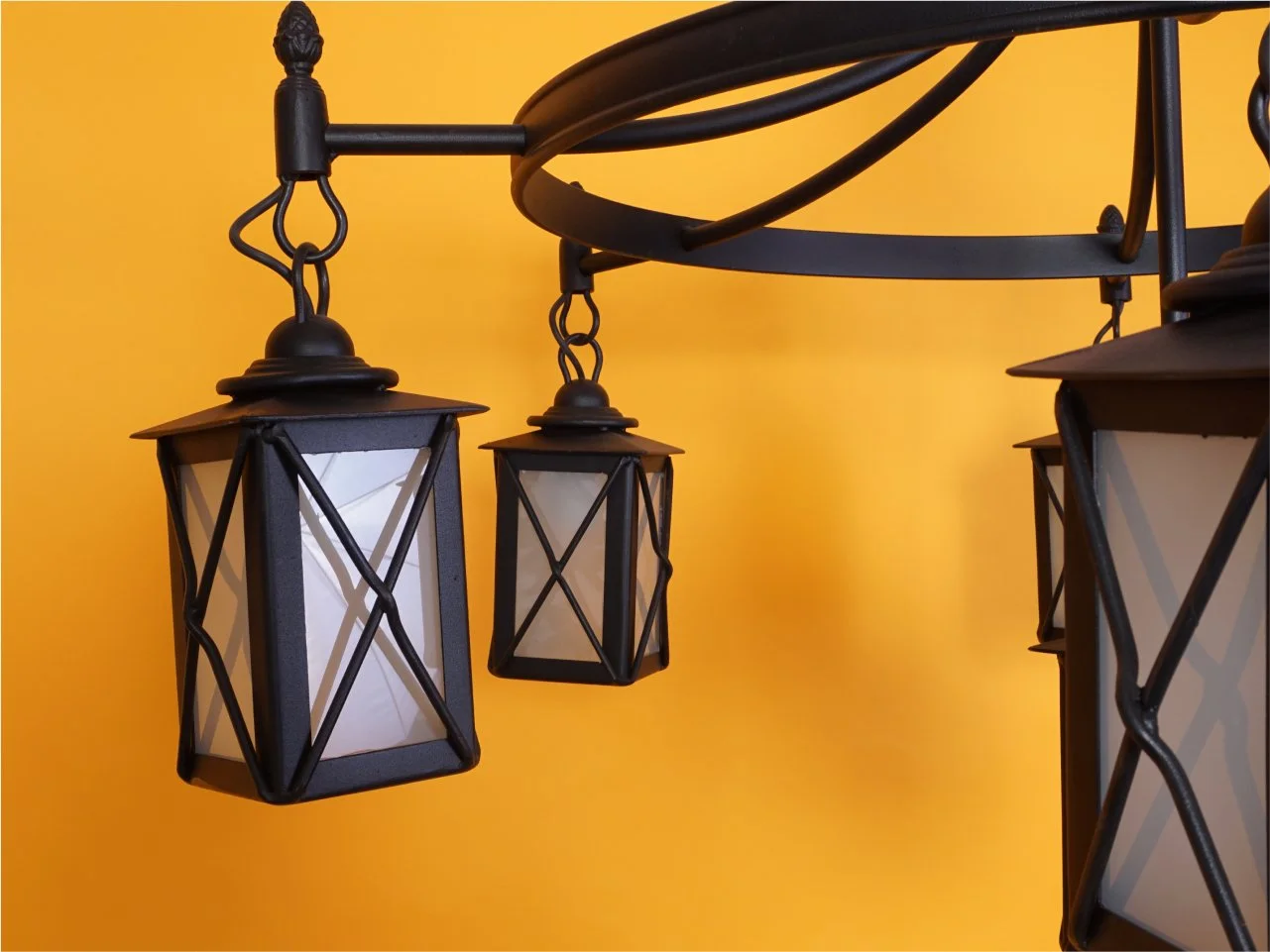 Żyrandol kuty z lampionami - Detal ramion