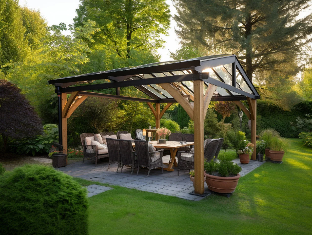 Altana ogrodowa ze spadzistym dachem i oszkleniem