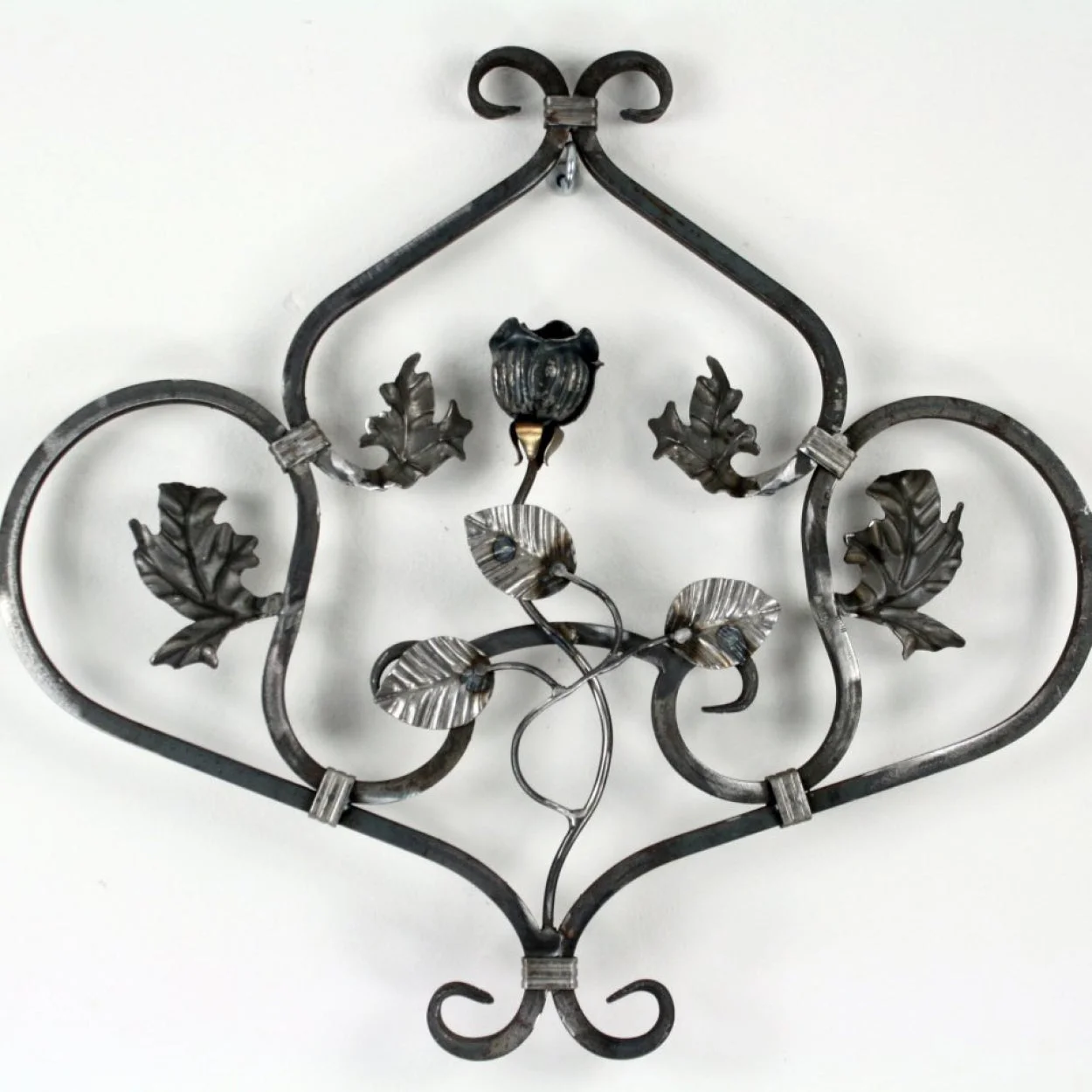 Dekoracyjna rozeta ozdobna z różą i liśćmi, herb stalowy do bramy, ogrodzenia, retro.