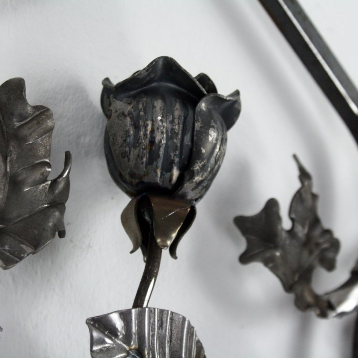 Dekoracyjna rozeta ozdobna z różą i liśćmi, herb stalowy do bramy, ogrodzenia, retro.