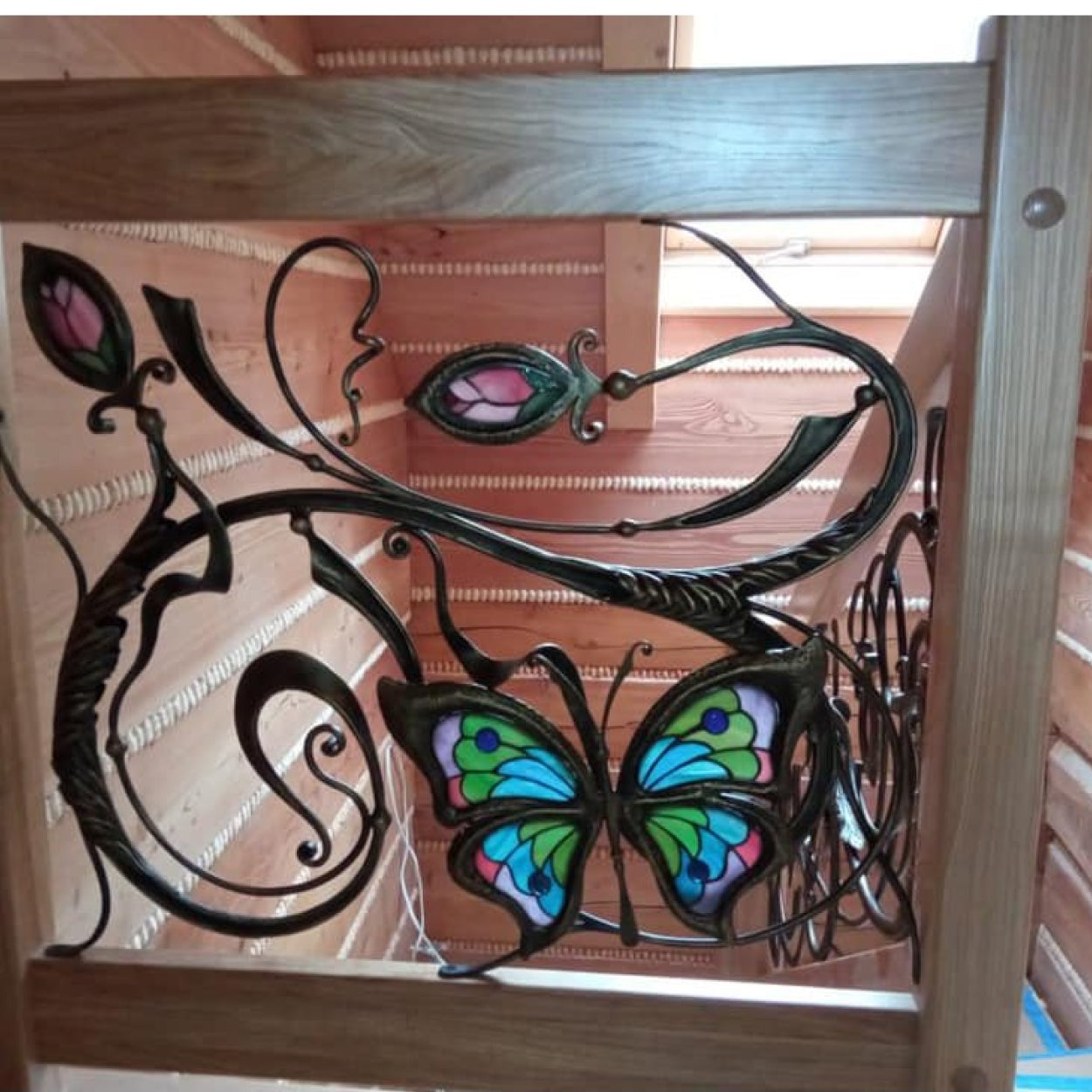 Ozdobna rozeta kuta z motylem. Do balustrad, bram, ogrodzeń.