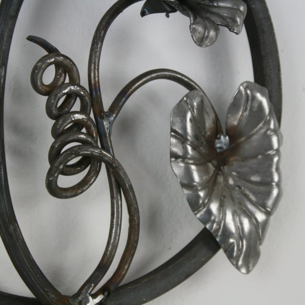 Rozeta kuta, ozdobna do balustrad, bram, ogrodzeń okien. Liście i kwiaty ze stali.