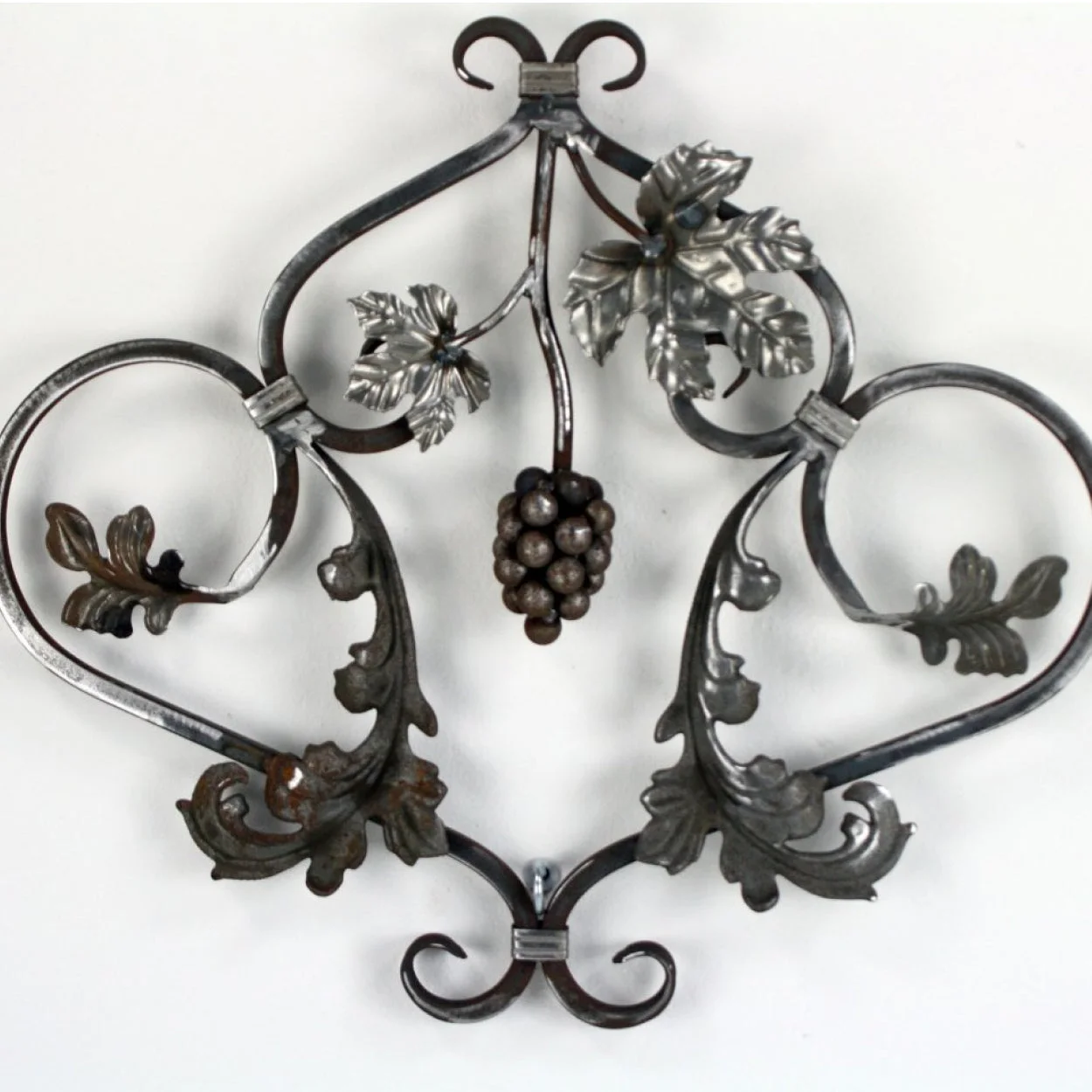 Rozeta dekoracyjna z winogronem i liśćmi. Rozeta kuta do bram, balustrad, ogrodzeń.