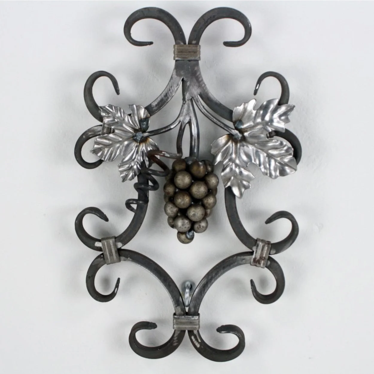 Rozeta kuta ozdobna z winogronem. Winnica, brama, ogrodzenie, balustrada