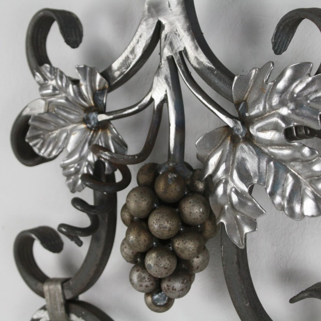 Rozeta kuta ozdobna z winogronem. Winnica, brama, ogrodzenie, balustrada